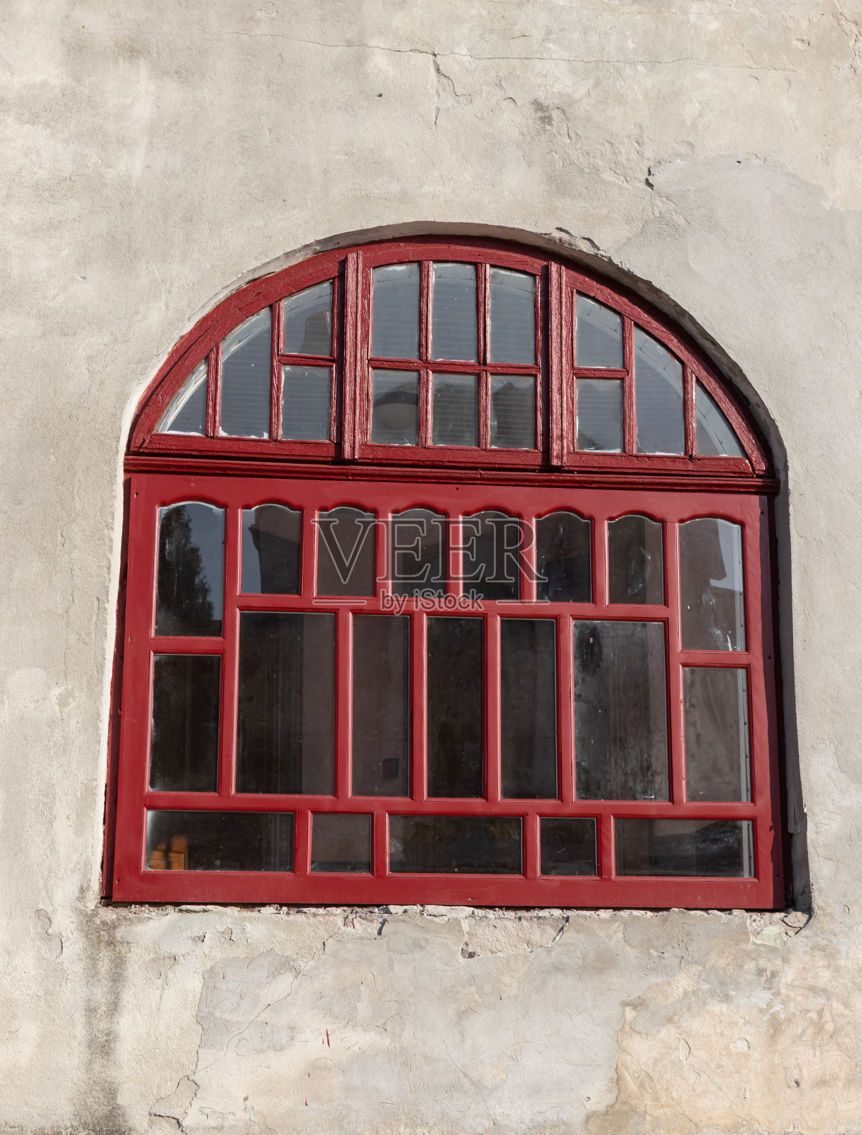 一扇油漆剥落的旧木窗需要修理或更换照片摄影图片