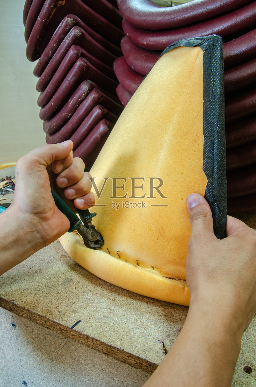 破旧的横幅家具，在车间，工作过程中。照片摄影图片