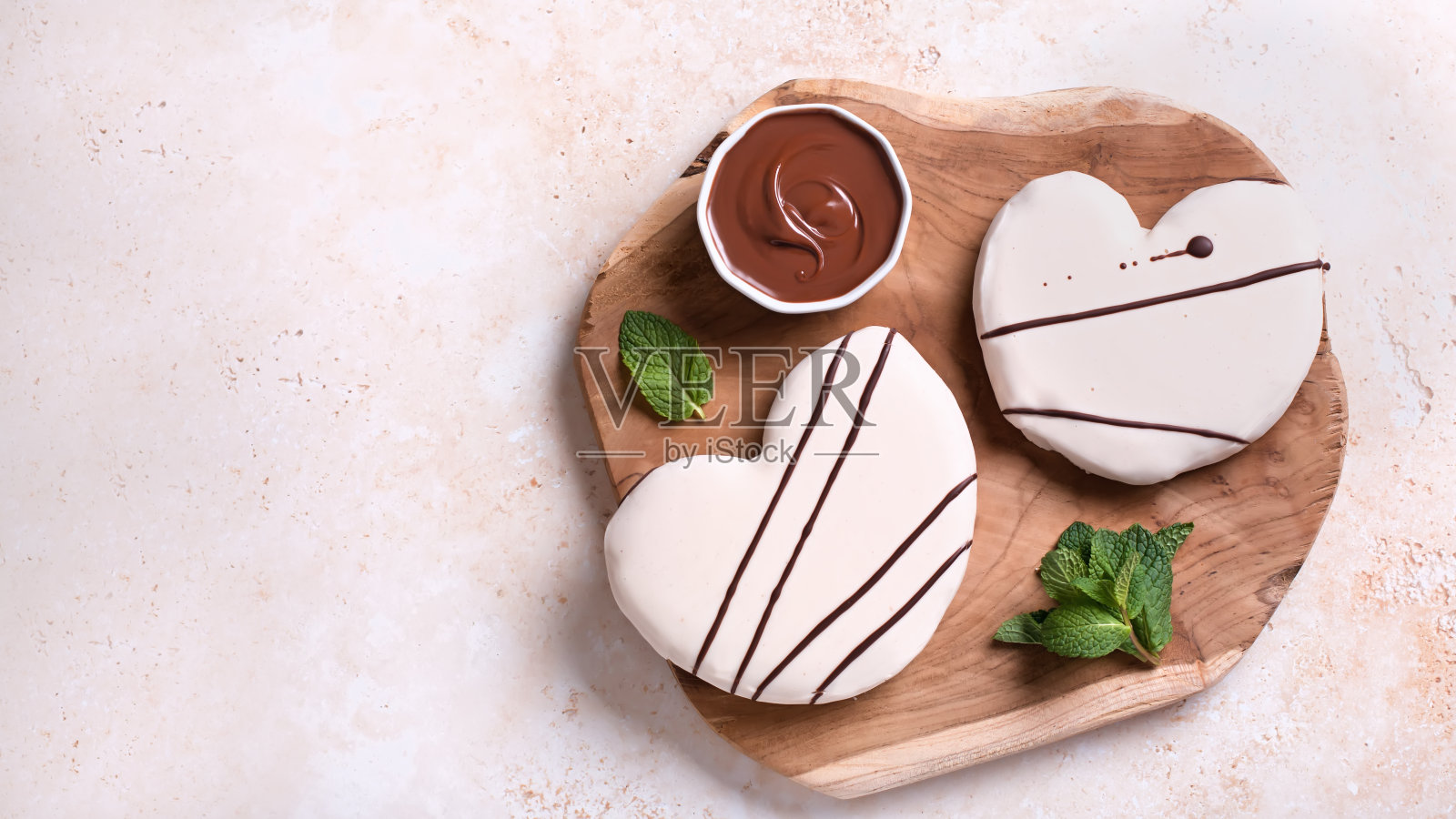 双人早餐，情人节专为情侣准备的白巧克力甜甜圈照片摄影图片