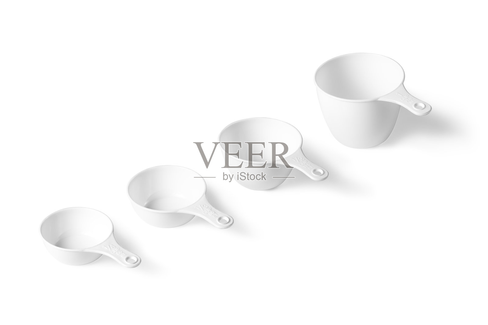 一套测量杯排列，俯视图，白色背景照片摄影图片