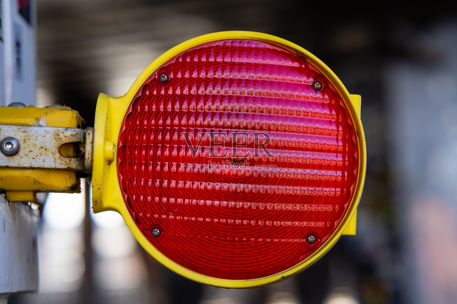 红色菲涅耳警告灯安装在夹具上。有选择性的重点。的一天。照片摄影图片