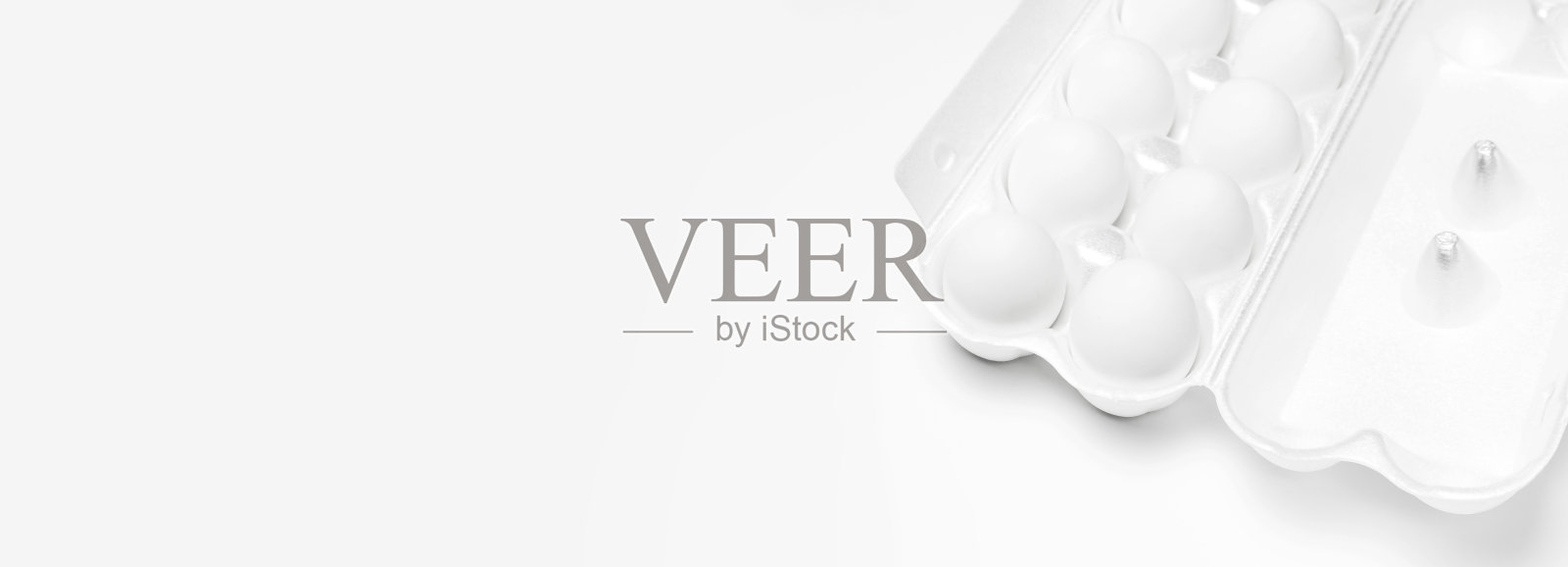 白色的鸡蛋在白色包装在光背景顶视图平躺复制空间。盒装鸡蛋，天然健康食品，有机农业理念。创意食品简约背景，复活节照片摄影图片