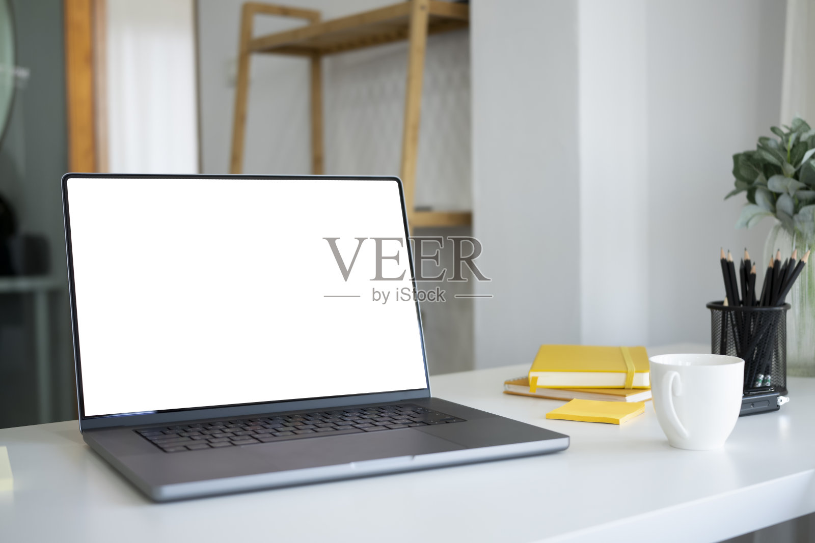 模拟电脑笔记本电脑与空白屏幕在白色的办公桌上。照片摄影图片