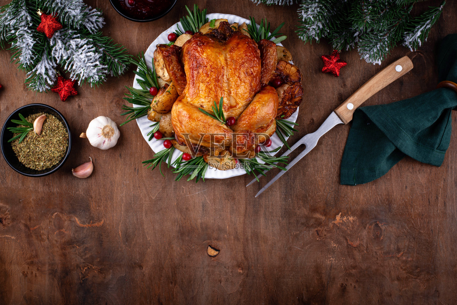 圣诞晚餐烤鸡。照片摄影图片