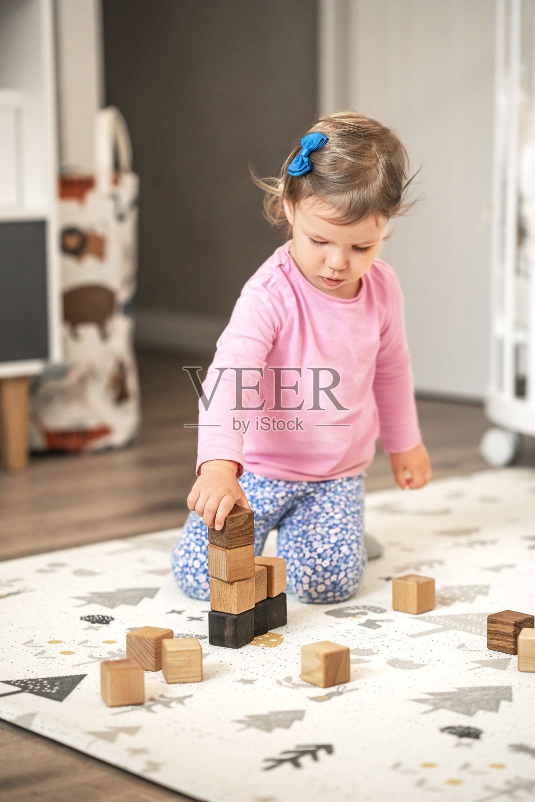 女婴用木块搭了一座塔照片摄影图片