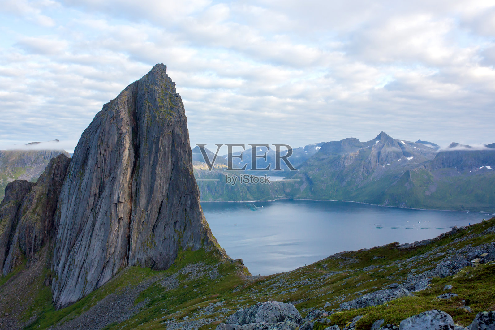 挪威北部Senja岛的Segla山。令人惊叹的美丽风景和壮丽的自然照片摄影图片