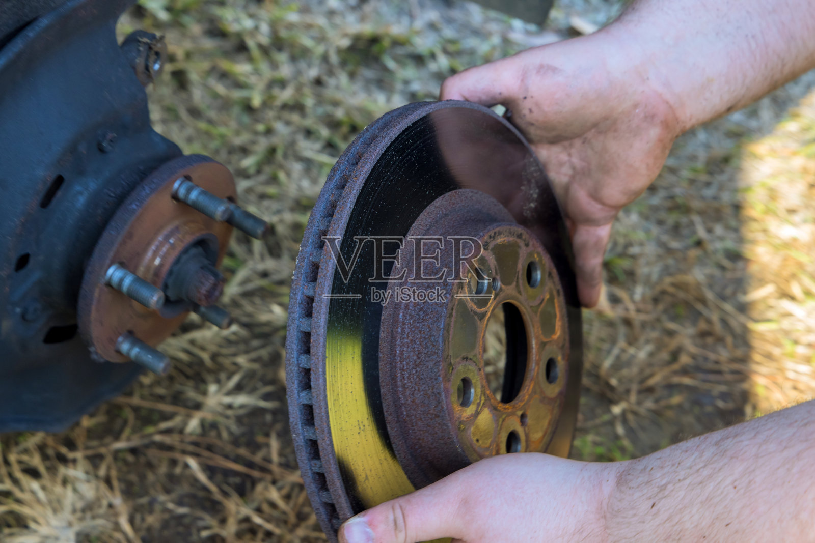 更换制动盘汽车垫与汽车维修服务照片摄影图片