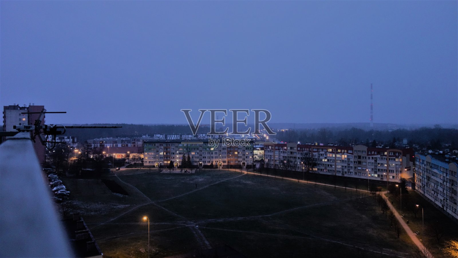 从街区看住宅区的景色。照片摄影图片