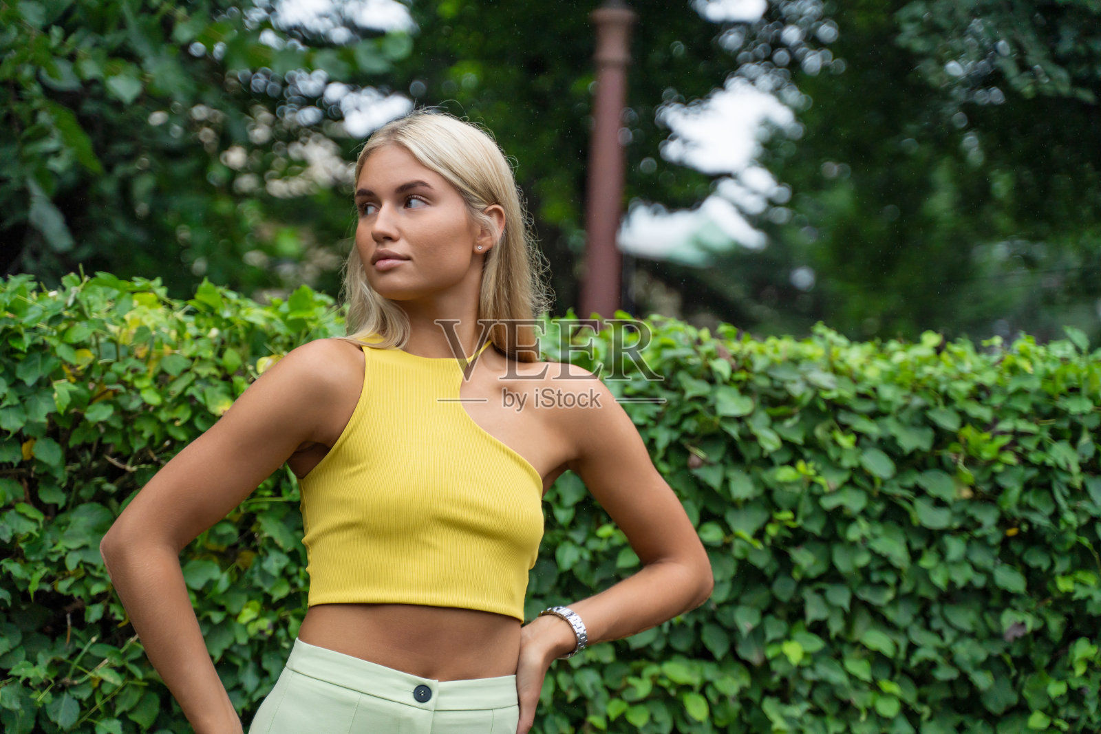 美丽的白人妇女迷人的微笑在户外散步的肖像。看那边，美女照片摄影图片