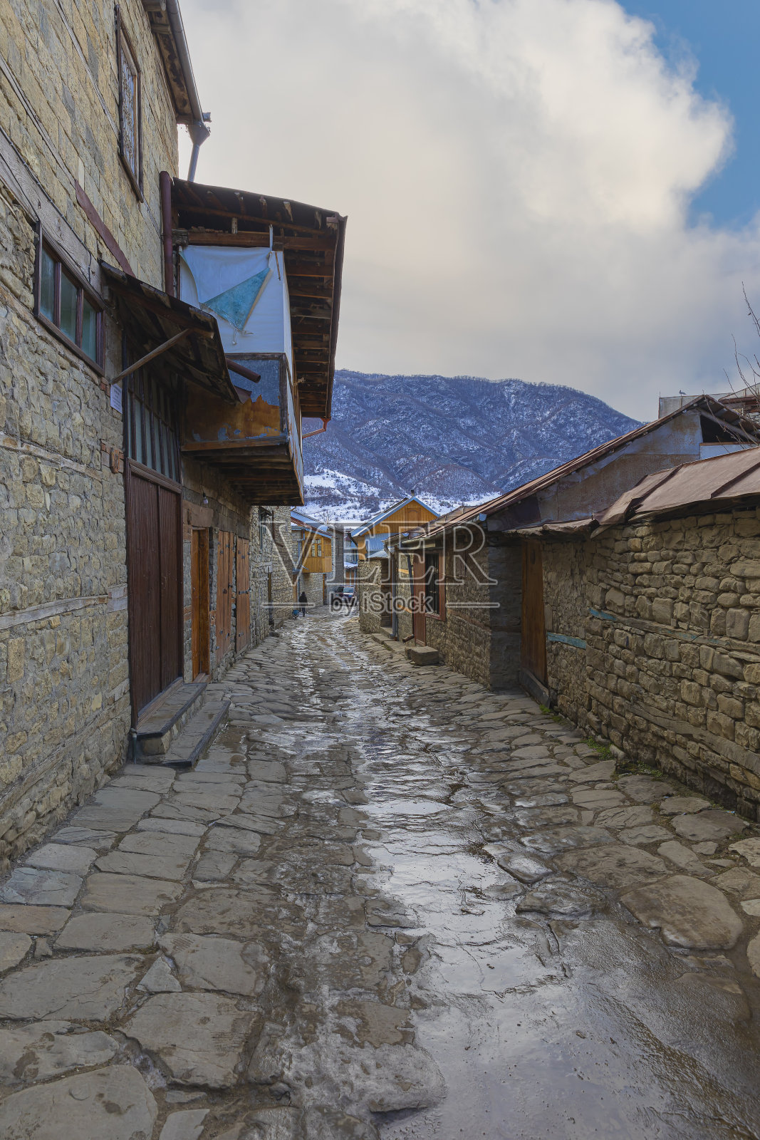 在山中一个古老村庄的街道上照片摄影图片