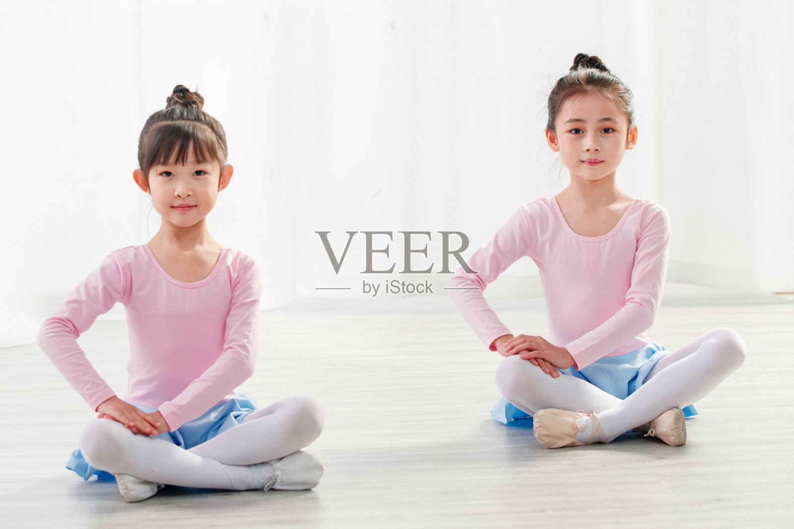 小女孩练习舞蹈的背景照片摄影图片