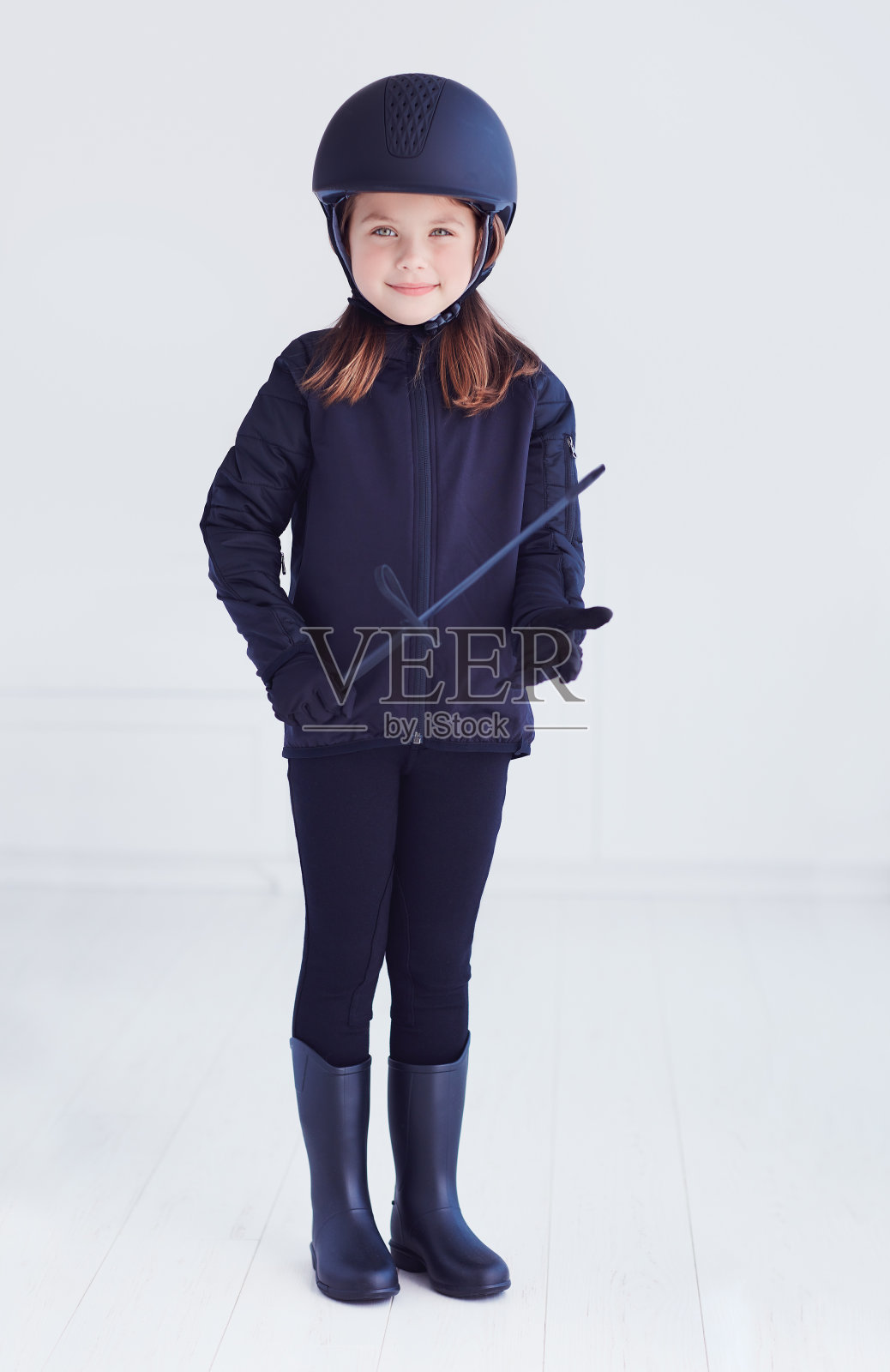 在马背上骑马的年轻女孩的肖像照片摄影图片