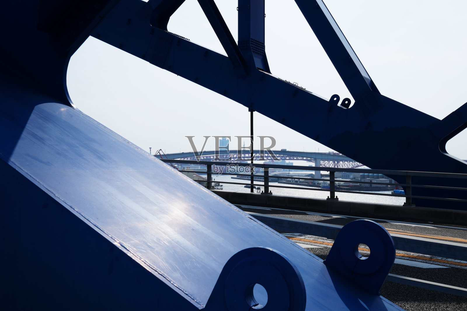 一座大桥横跨港口的航道。照片摄影图片