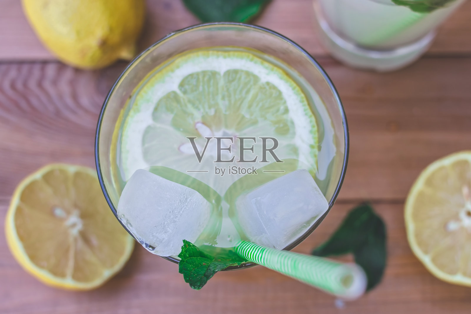 一杯柠檬水加薄荷和冰块放在桌子上-大冰糕照片摄影图片