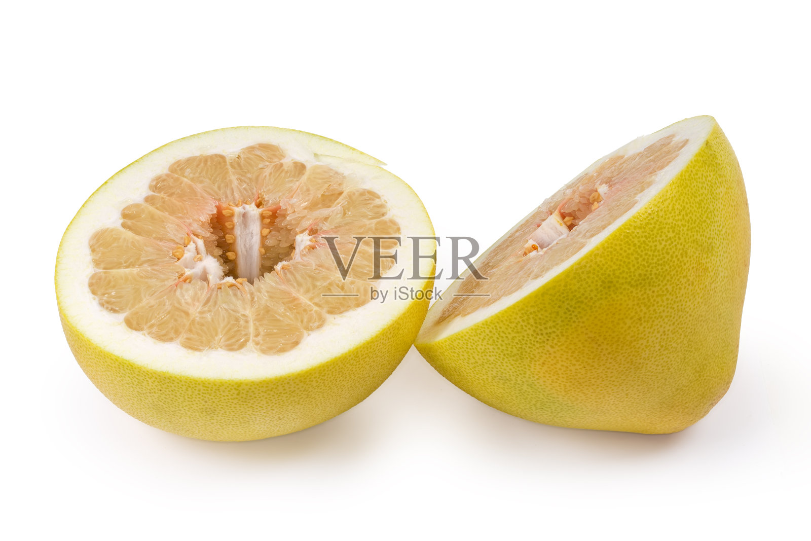 切成两半的成熟柚子，白色底色照片摄影图片