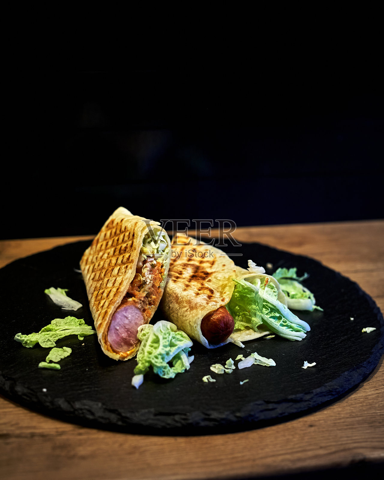 热狗，皮塔饼香肠配烤蔬菜照片摄影图片