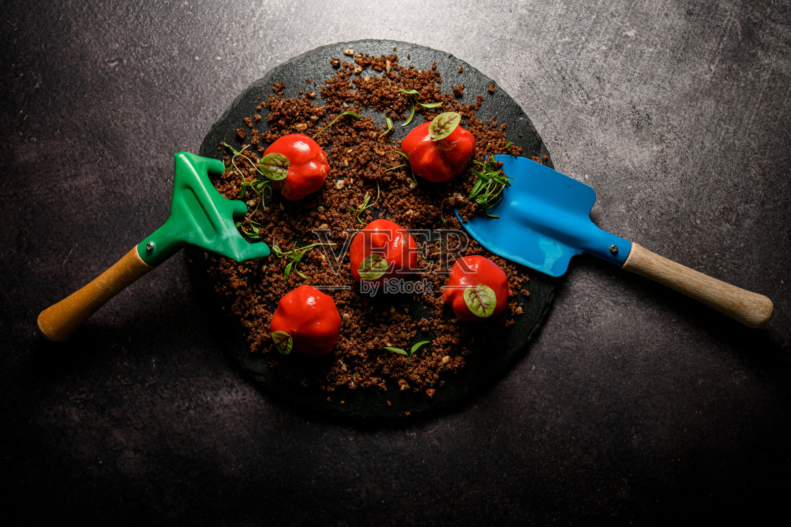 这道菜是一种分子料理，大蒜上覆盖着红色的果冻照片摄影图片