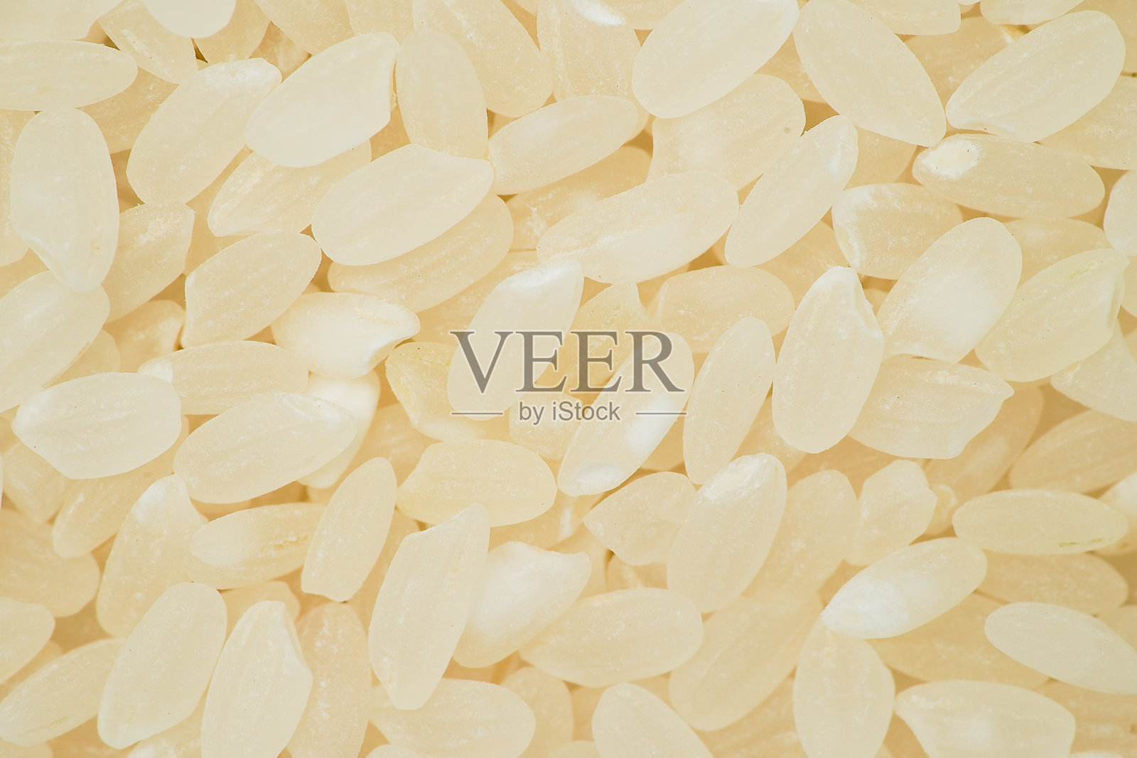 未煮熟的白色意大利米的短粒。宏,俯视图照片摄影图片