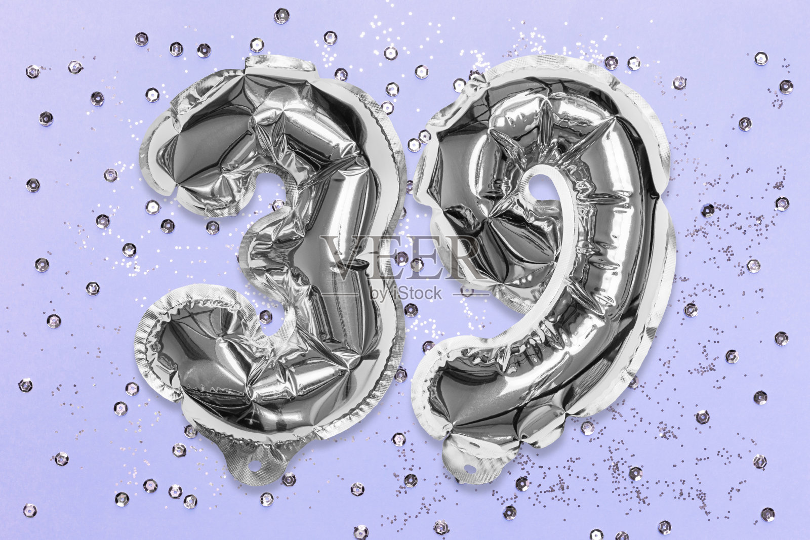 银箔气球号码，数字39在淡紫色背景与亮片。生日贺卡照片摄影图片