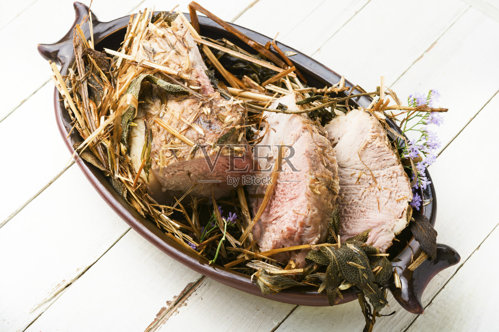 香料烤猪肉。照片摄影图片