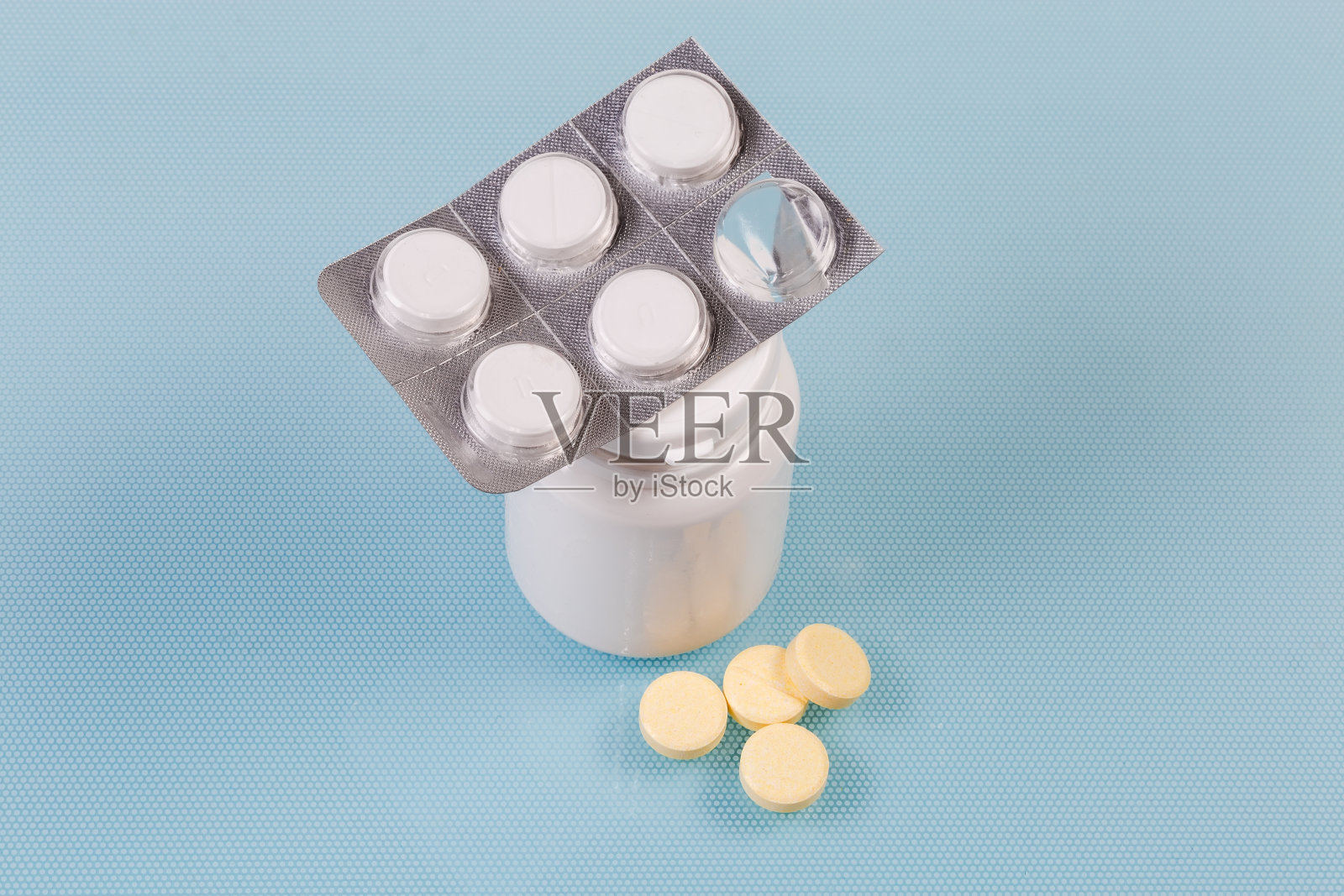 药品用吸塑包装，小塑料瓶，分开包装照片摄影图片