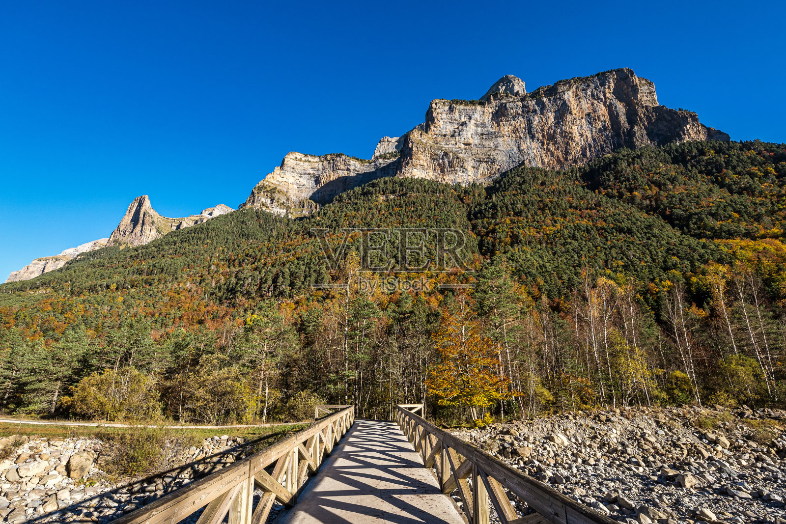 在西班牙阿拉贡的比利牛斯山，Ordesa和Monte Perdido NP的美丽的自然秋景。照片摄影图片