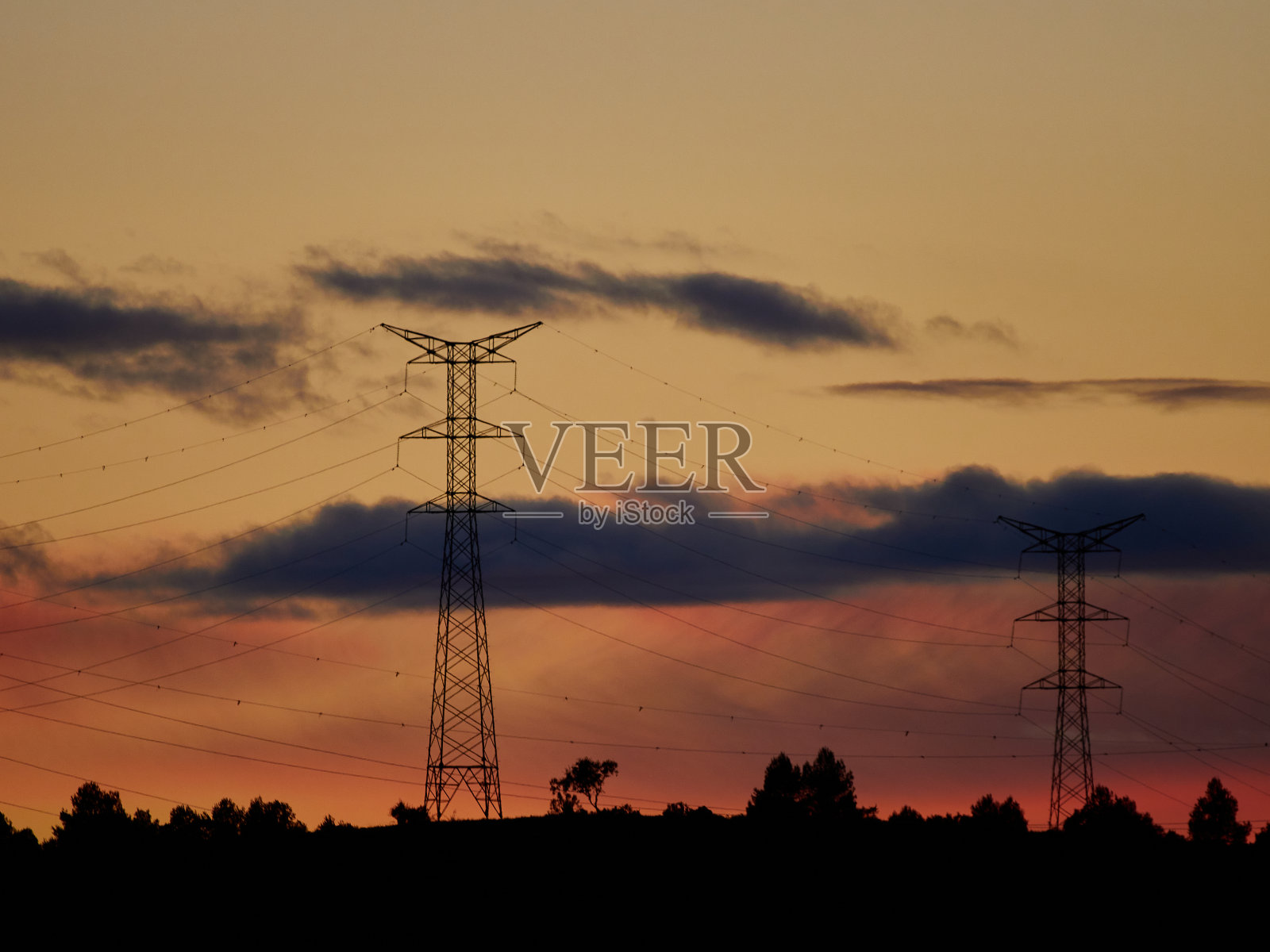 太阳下山时，输电和配电就会中断照片摄影图片