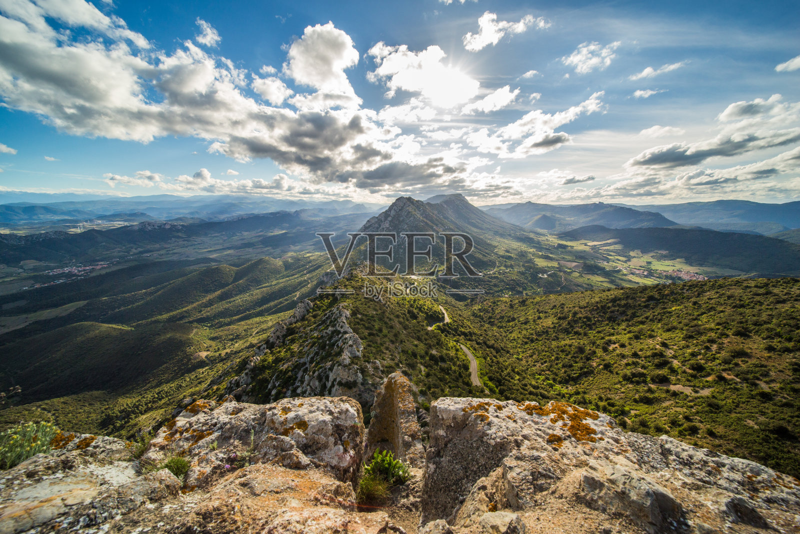 在法国阳光明媚的一天，从Queribus Cathar城堡塔俯瞰奥德山谷和景观照片摄影图片