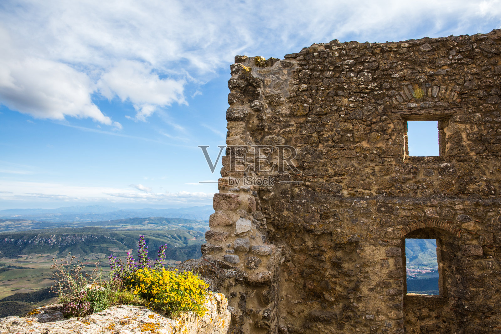 在法国一个阳光明媚的日子里，Queribus Cathar城堡遗址和奥德山谷的景观照片摄影图片