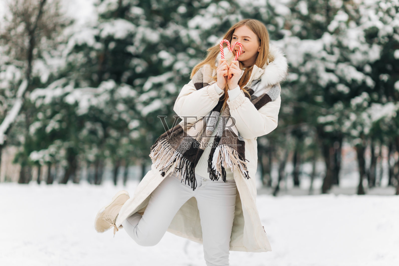 兴奋快乐的女人穿着暖和的冬装在一个冰冻的早晨充满了雪照片摄影图片