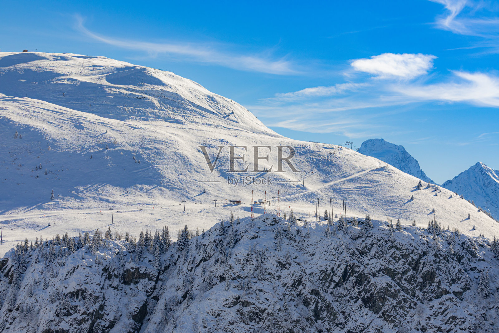 阿尔卑斯山脉被雪覆盖。照片摄影图片