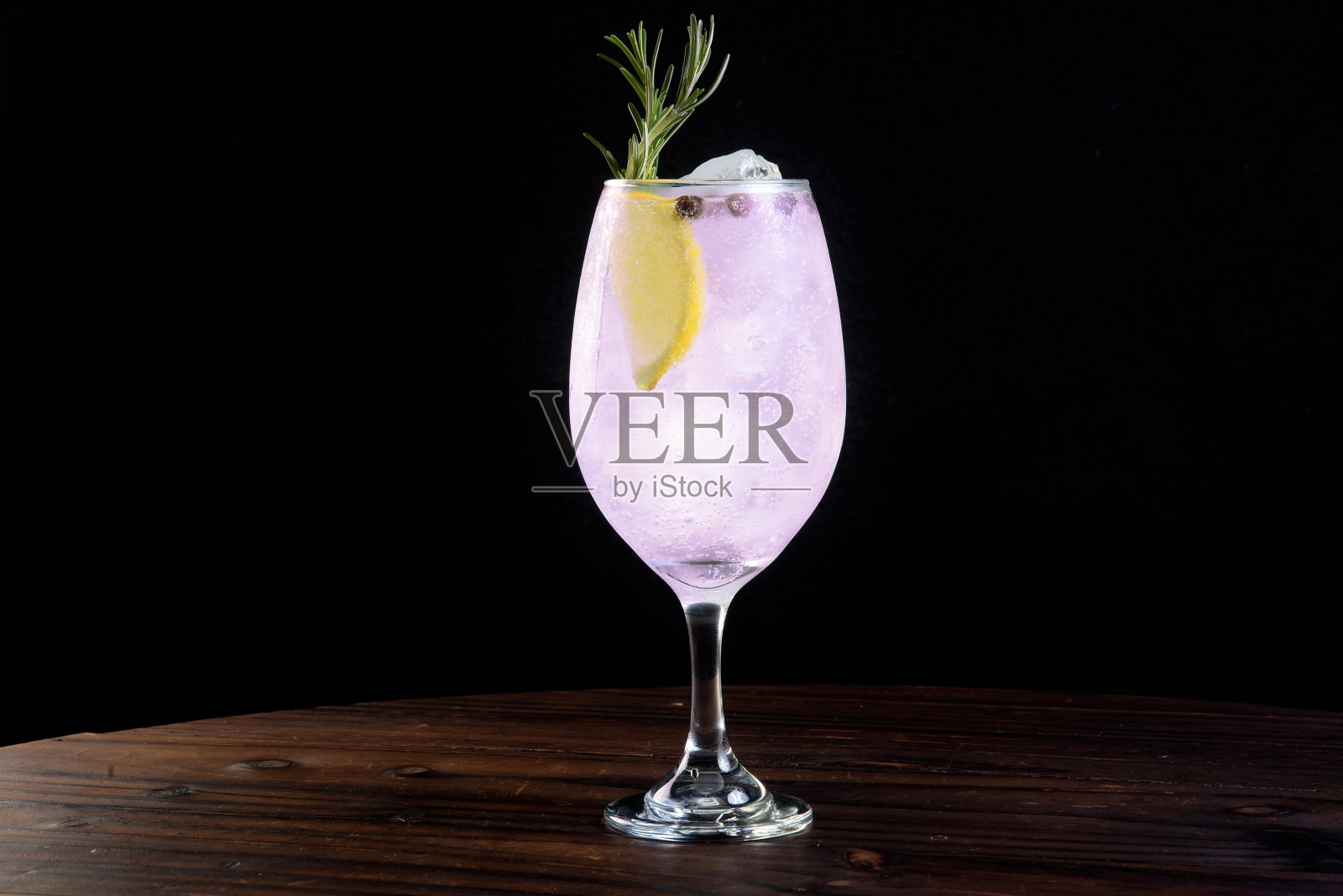 冰饮热带柑橘类水果，配上小枝草本植物，为模糊背景中的文本提供空间照片摄影图片