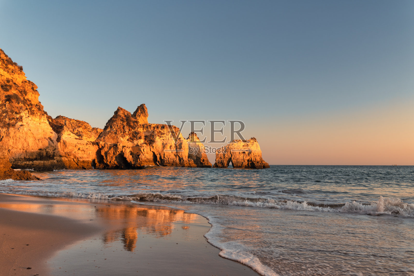 日落时分，葡萄牙阿尔加维的阿尔沃尔海滩照片摄影图片