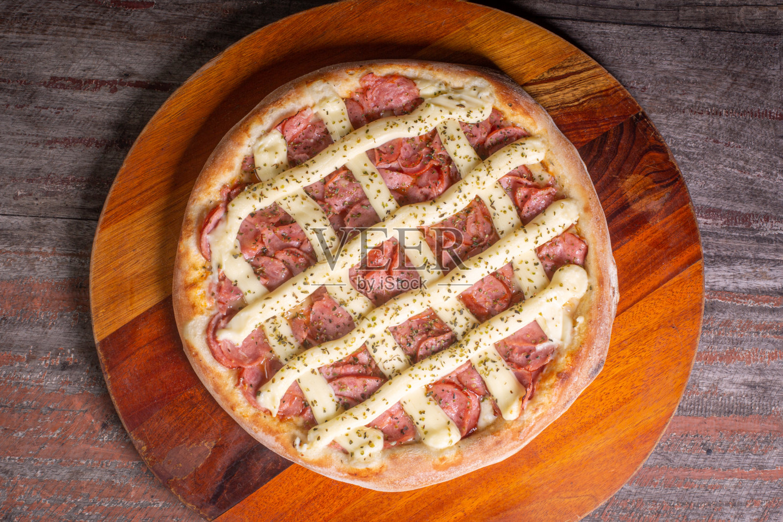 意大利辣香肠披萨加奶酪照片摄影图片