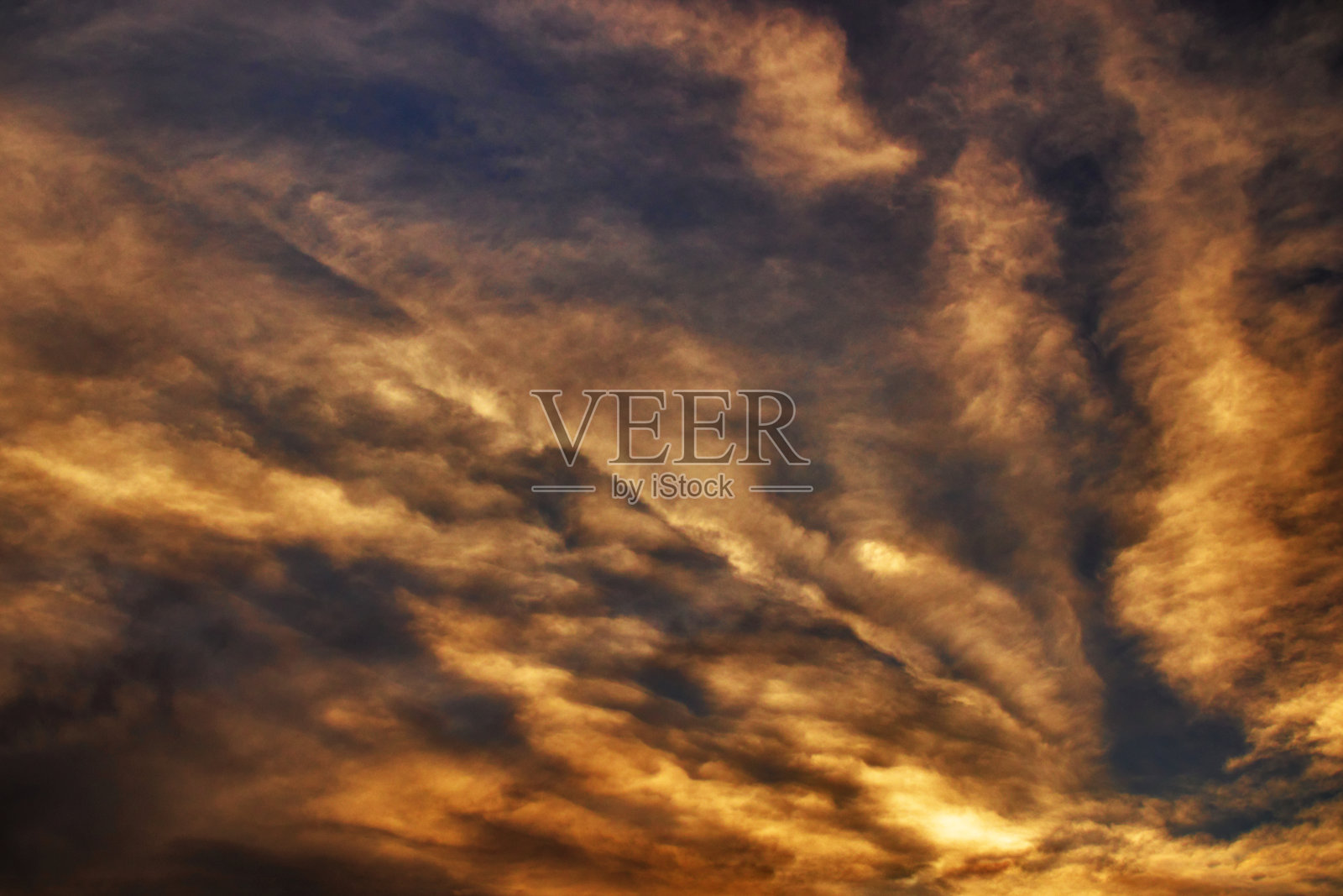 辐射状云带放射状云带，在昏暗的太阳照射下聚集在一起。照片摄影图片