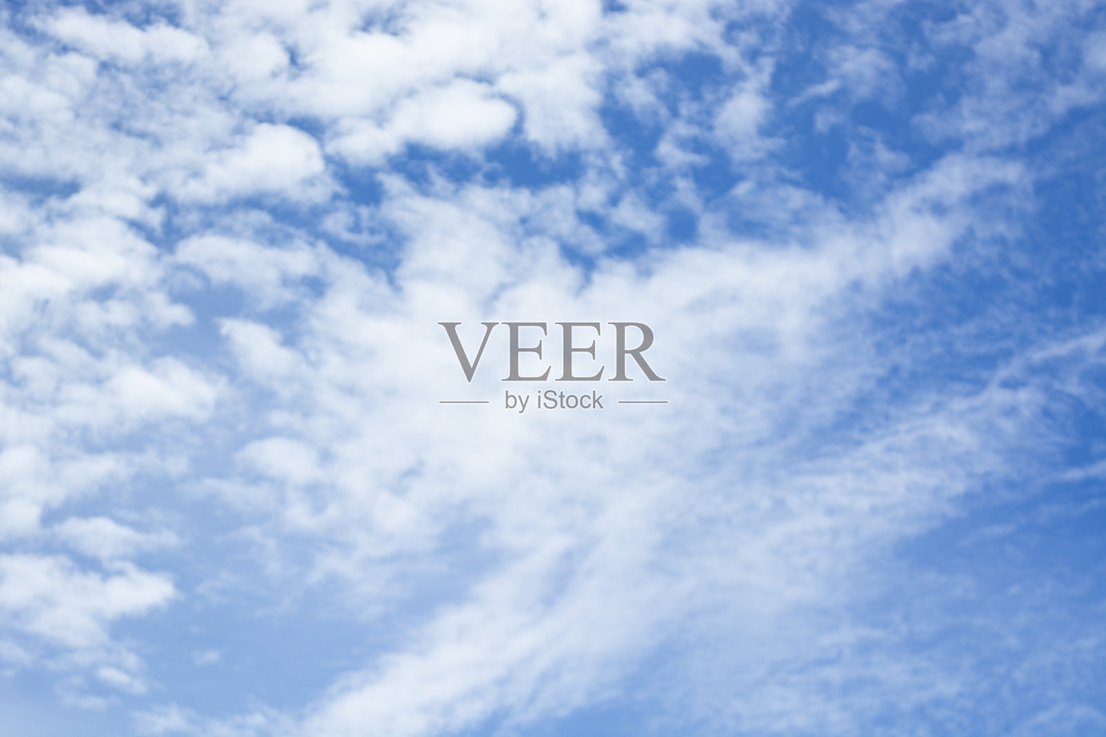 蓝色的天空和海洋上的云彩照片摄影图片