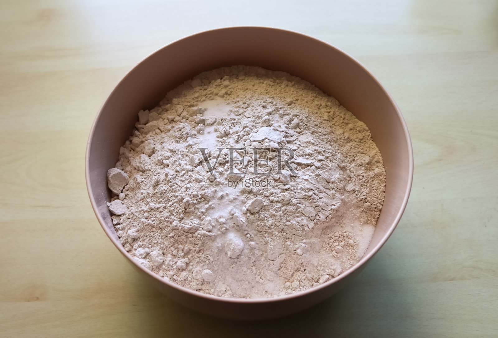 从上面取一碗新鲜的小麦粉。照片摄影图片