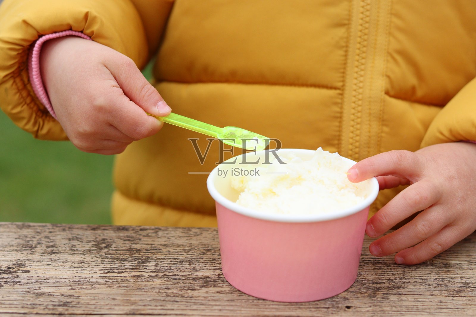 冰淇淋桶照片摄影图片