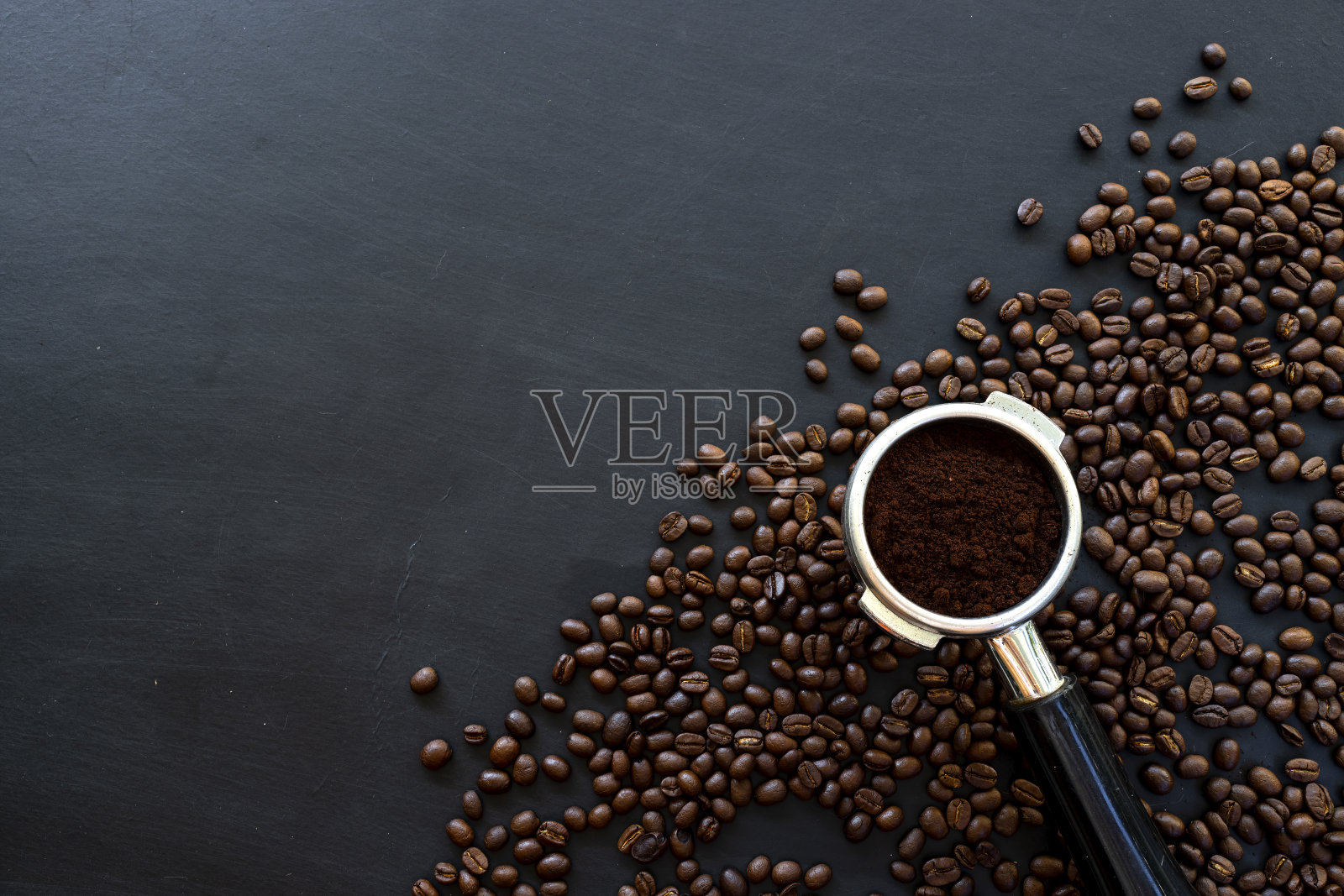 咖啡豆在黑色木地板背景。前视图。空间的文本照片摄影图片