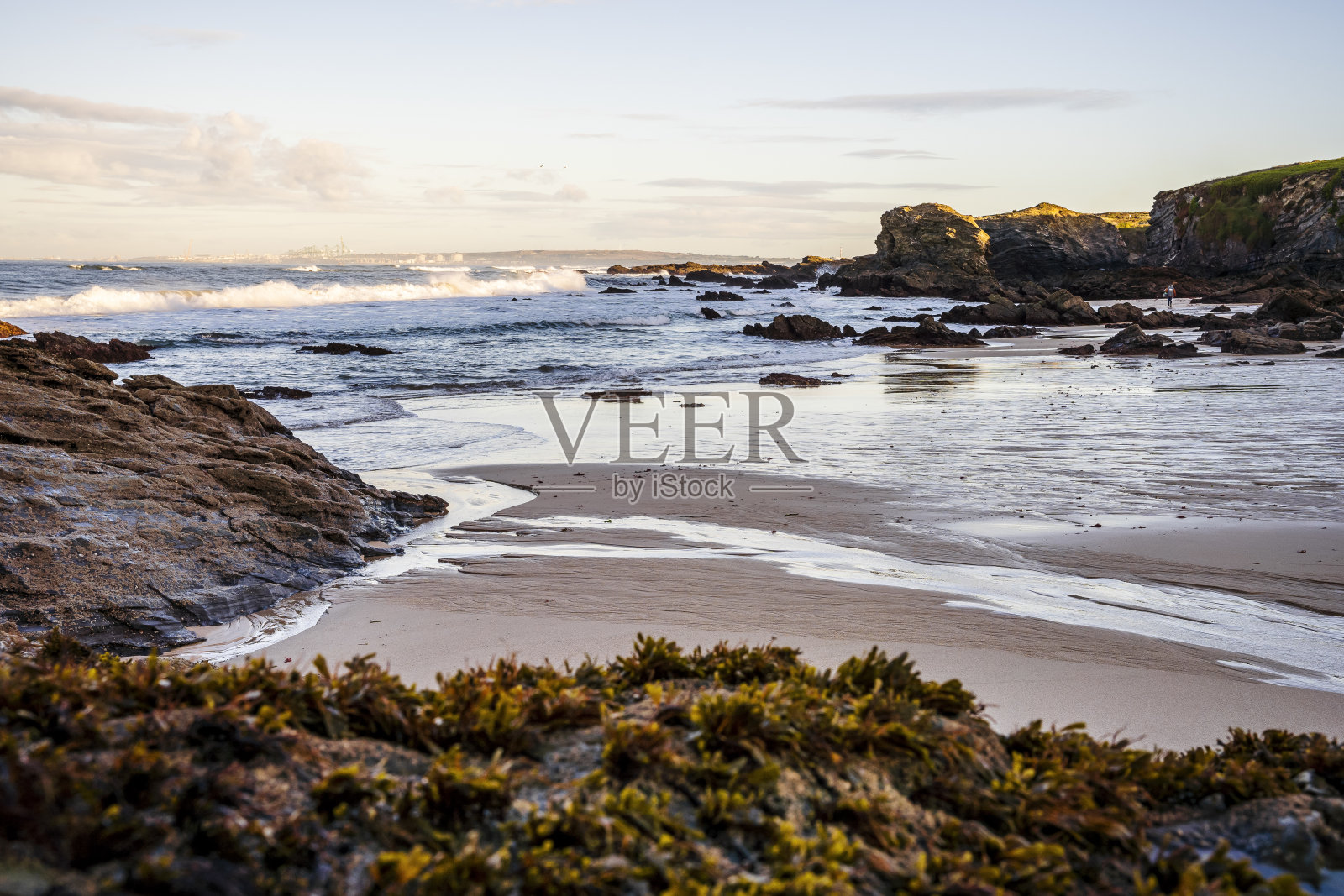 美丽的风景和海景与岩石形成在萨莫奎拉海滩，阿连特霍，葡萄牙照片摄影图片