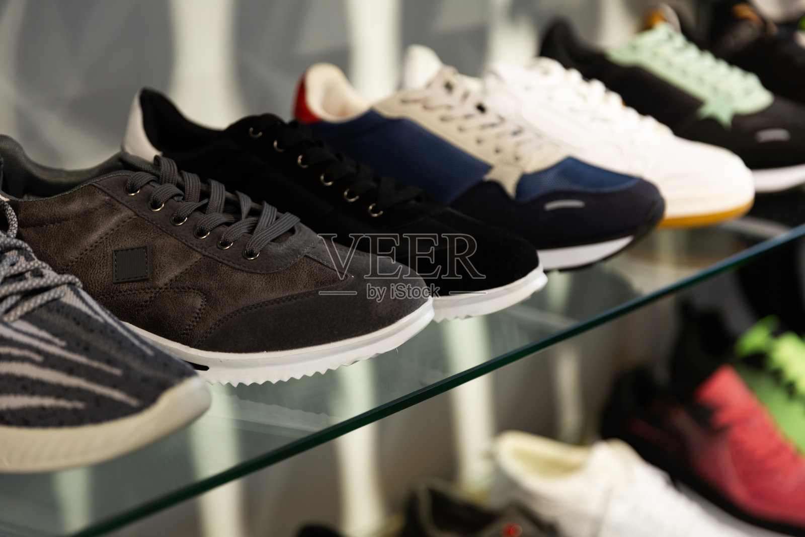 货架上有各种颜色的运动鞋照片摄影图片
