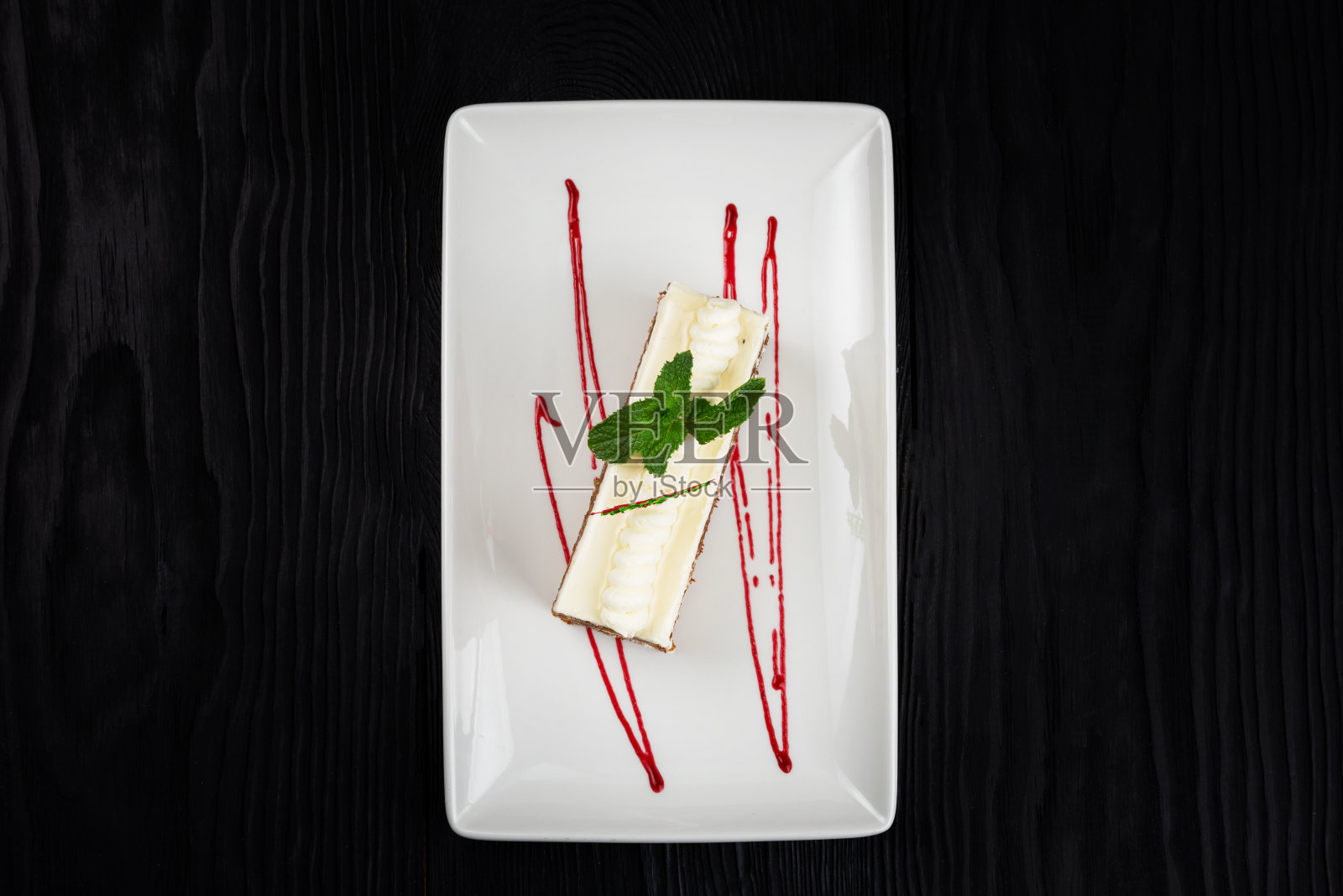 一盘美味的焦糖蛋糕照片摄影图片