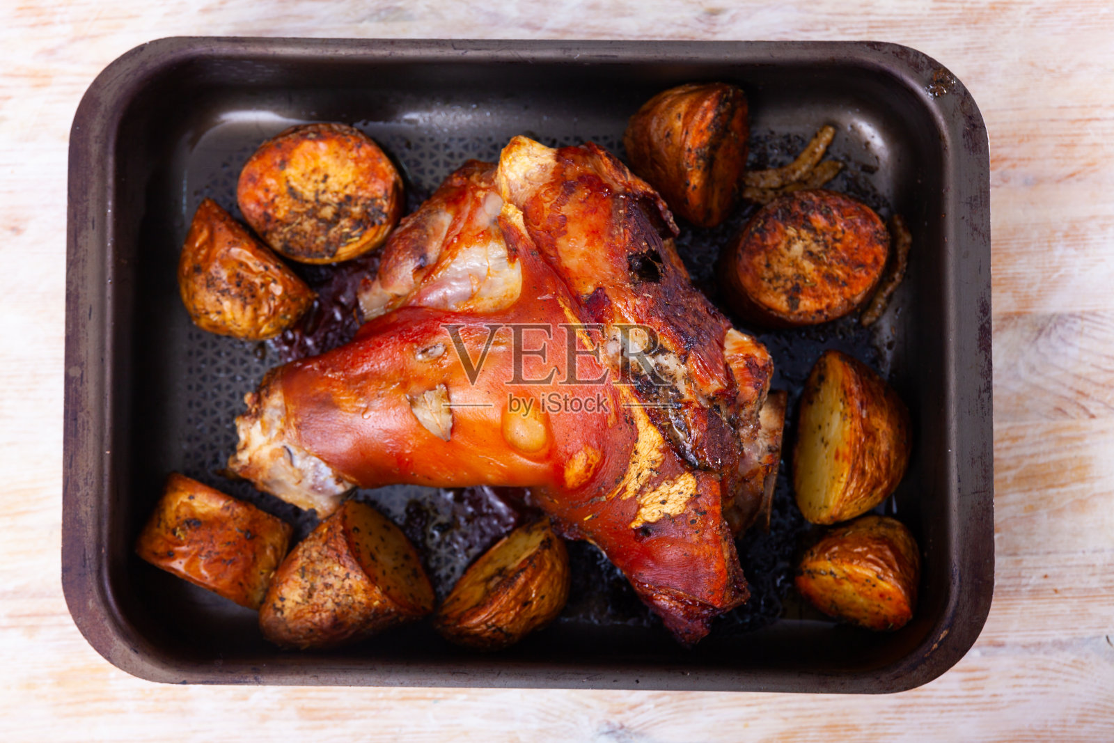 烤猪腿配带皮土豆的蔬菜配菜照片摄影图片