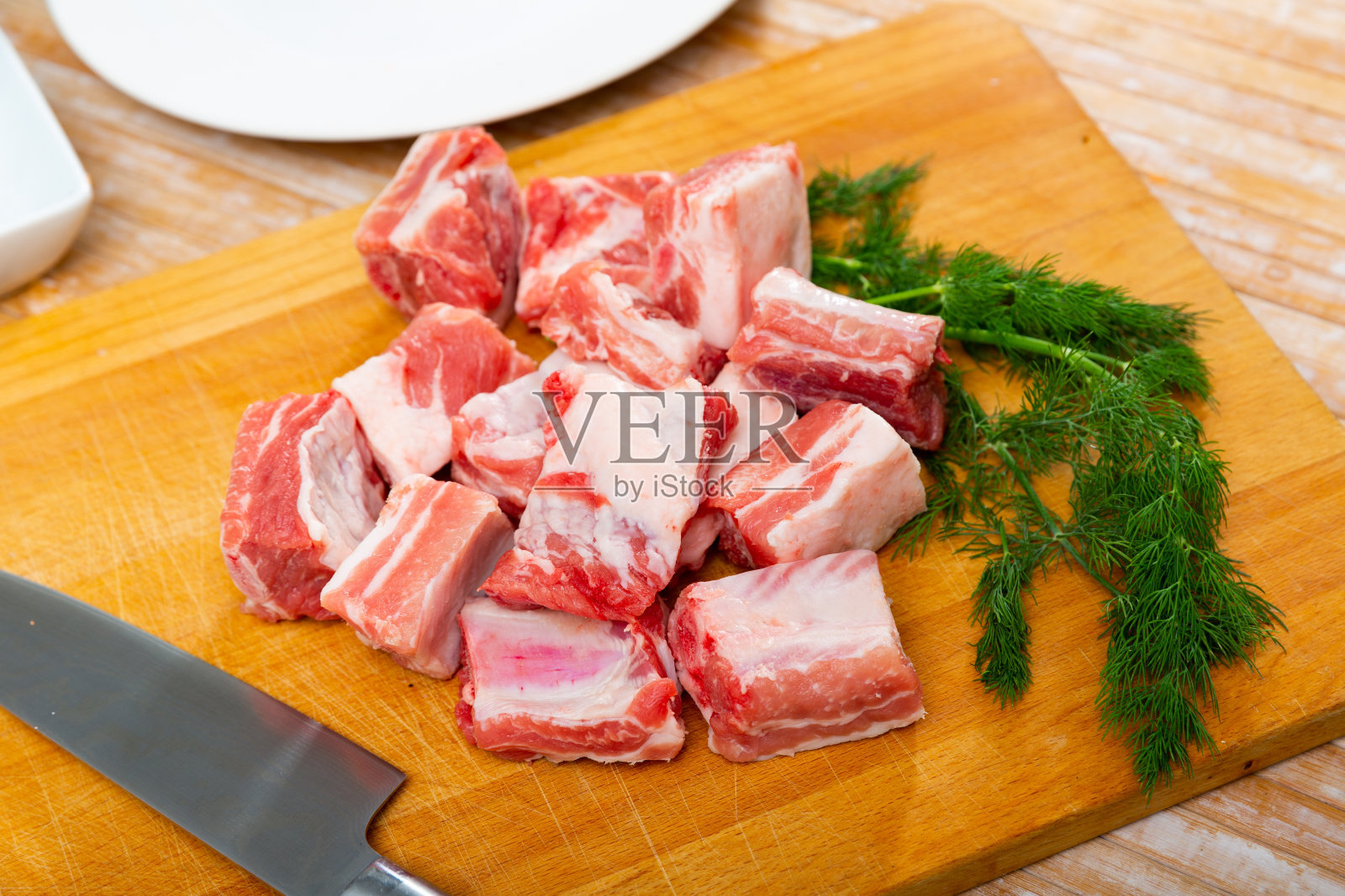 在餐桌上剁碎的无准备排骨，随时可以煮照片摄影图片