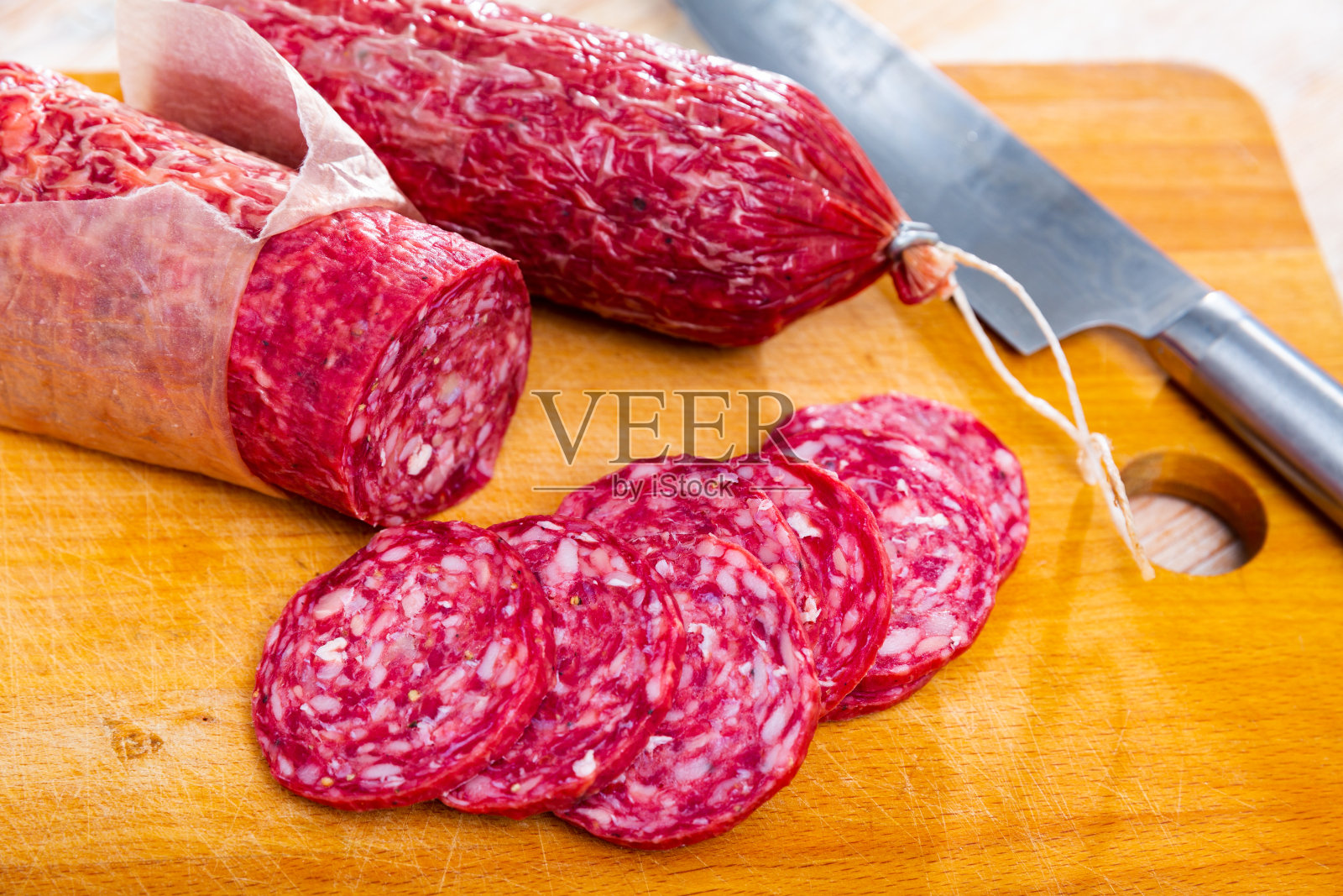 木桌上放着传统的西班牙salchichon香肠照片摄影图片