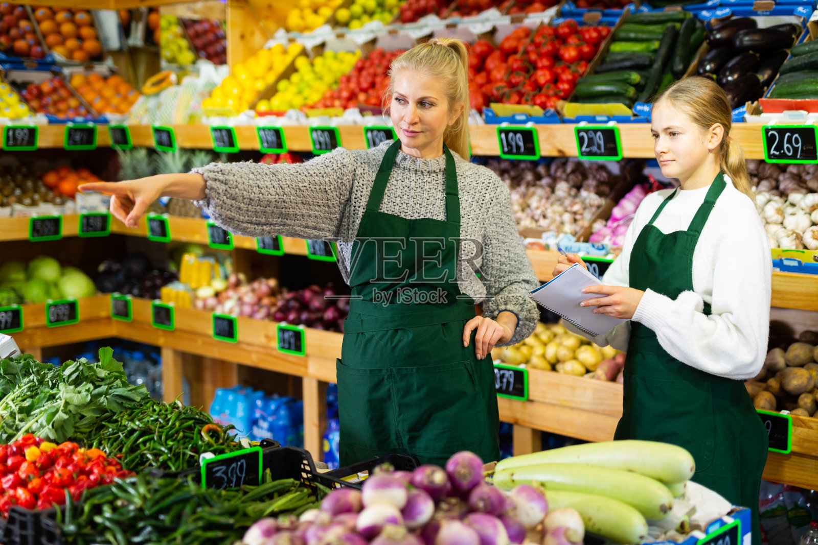 年轻女孩在杂货店的第一份实习工作照片摄影图片