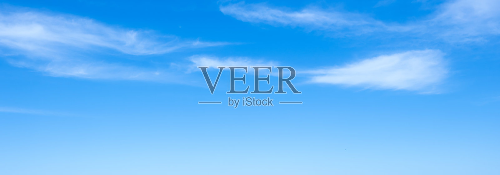 天空湛蓝，白云为背景。横幅照片摄影图片