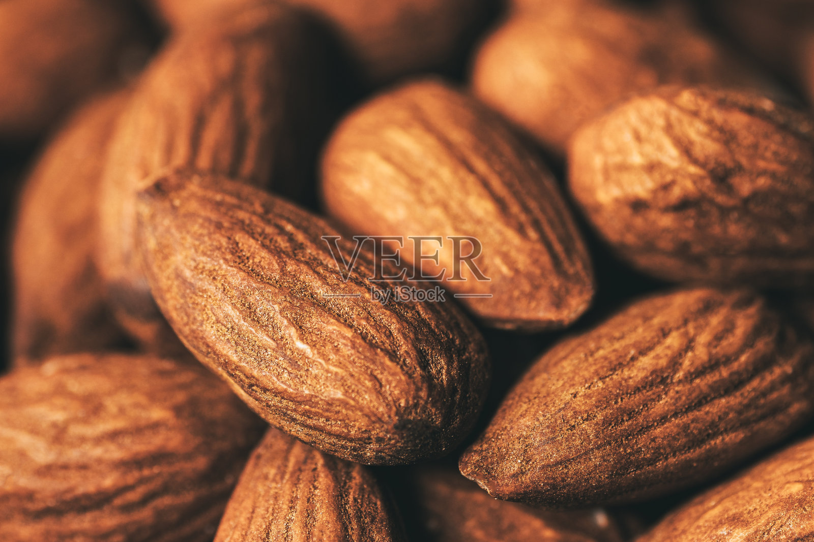 杏仁坚果近距离镜头与选择性聚焦。健康的有机营养饮食照片摄影图片