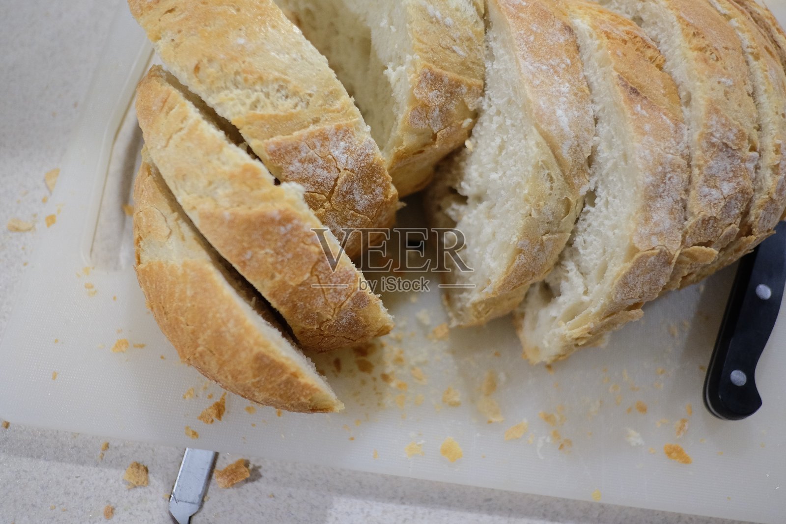 新鲜的面包在桌子上。块三明治照片摄影图片