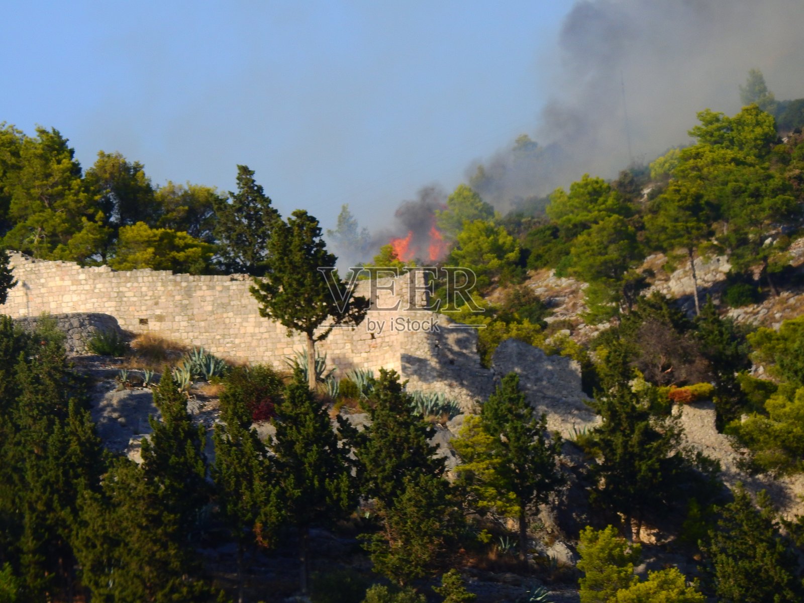 克罗地亚森林大火，飞机救火照片摄影图片